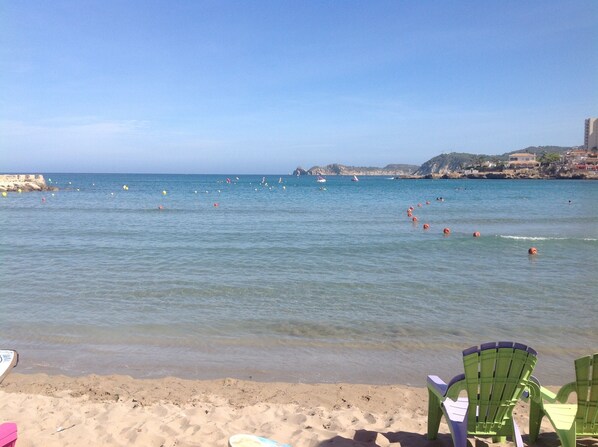 Ranta lähistöllä, aurinkotuoleja