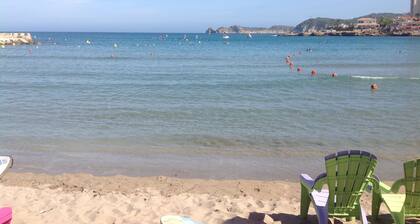 Quiet villa with private pool, close to the sea