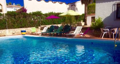 Quiet villa with private pool, close to the sea