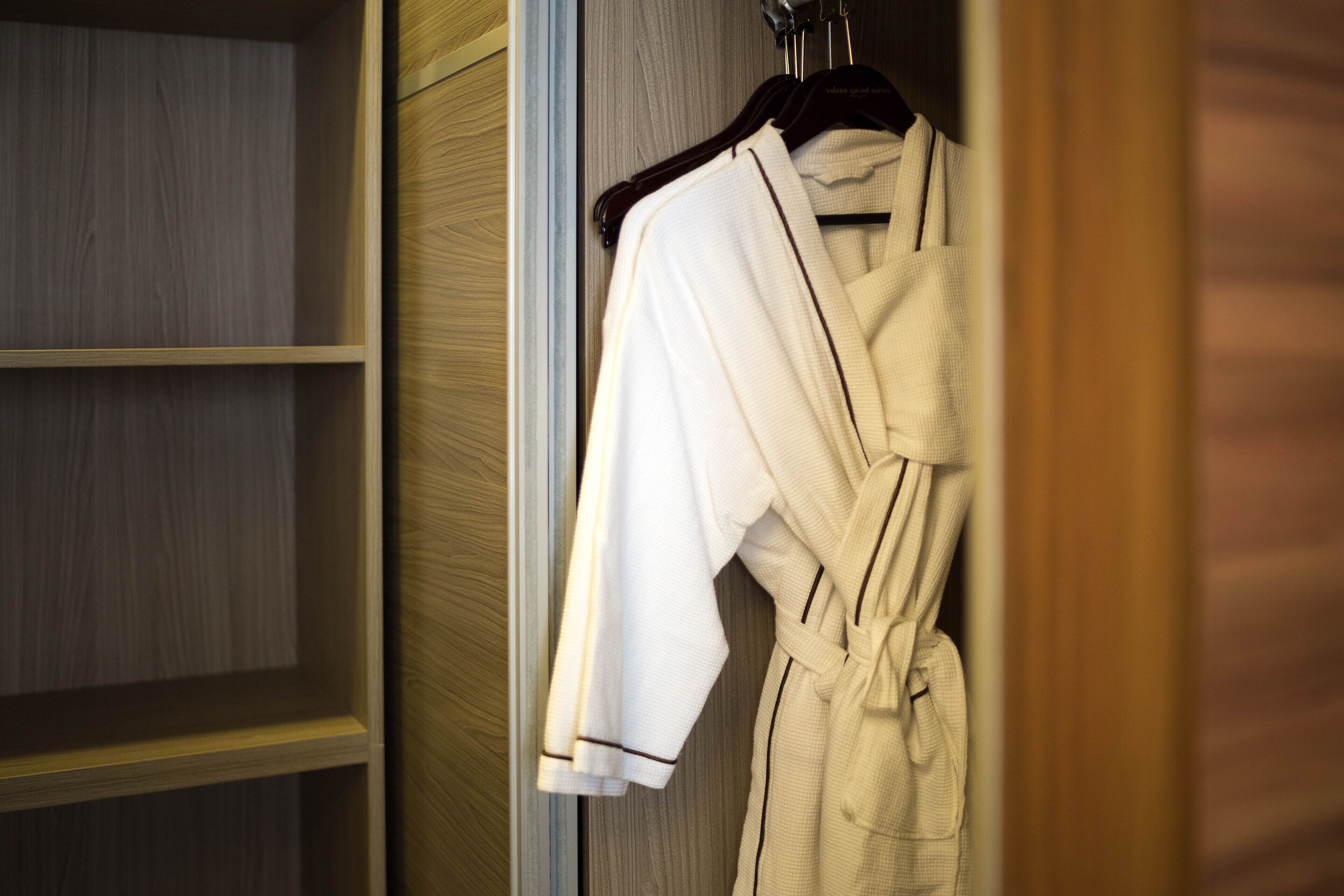 Ein Holzschrank mit Kleiderstange.