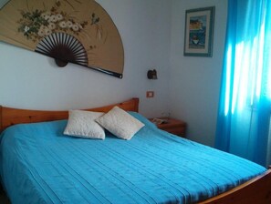 2 quartos, ferros/tábuas de passar roupa, roupa de cama