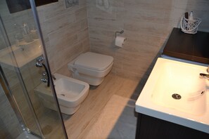 Chuveiro, secador de cabelo, bidê, sabonete
