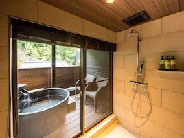 Separate tub and shower, spring water tub, hair dryer, slippers