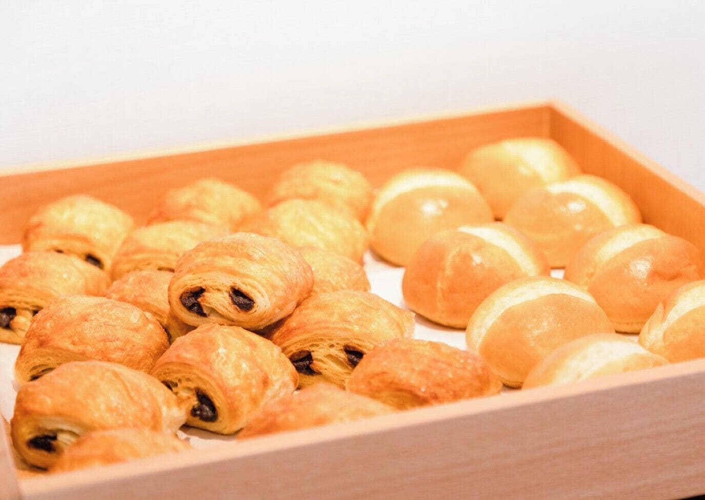 Una caja de madera con varios pasteles.