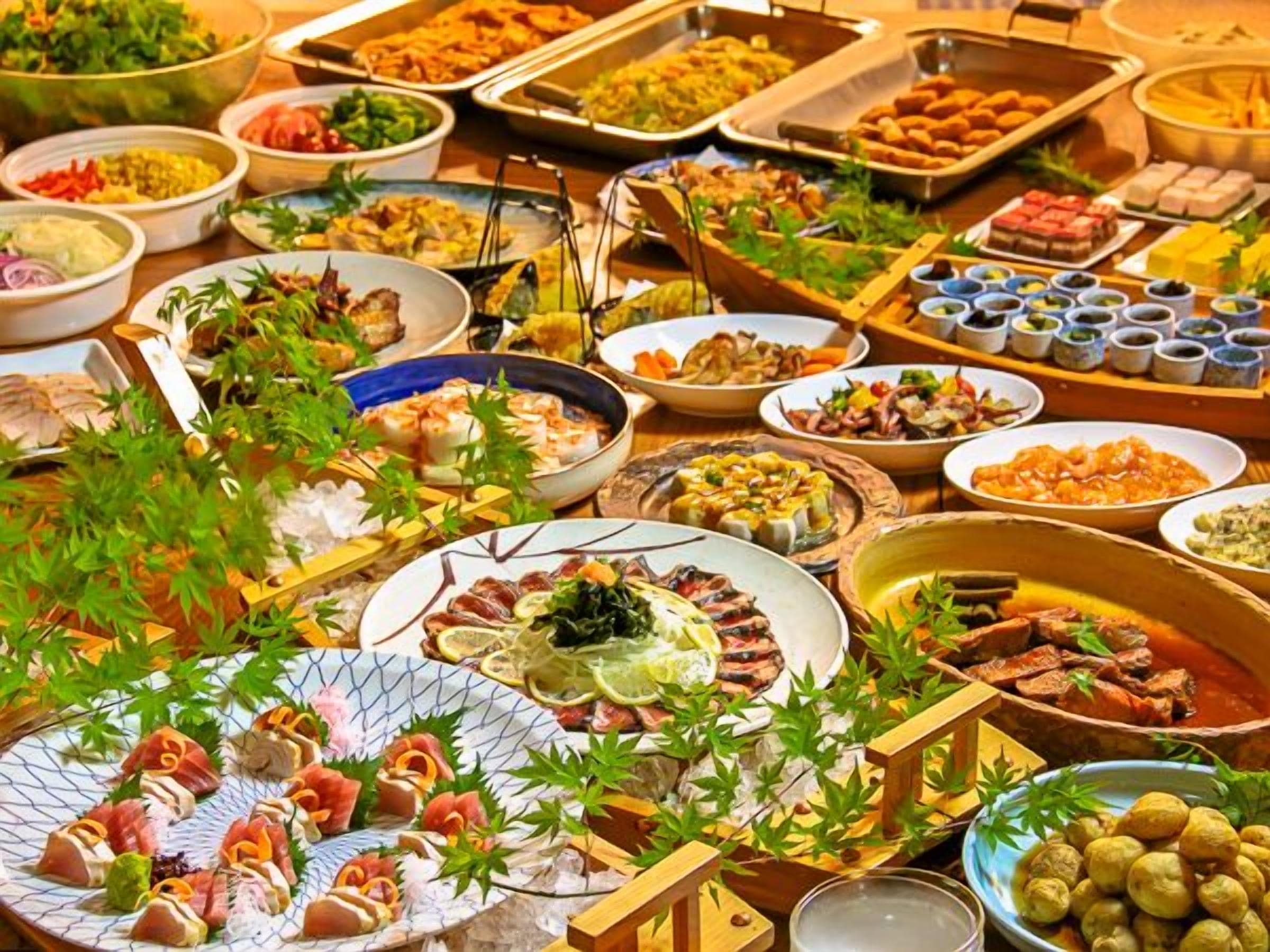 Un bufé con diversos platos y una amplia selección de comida.
