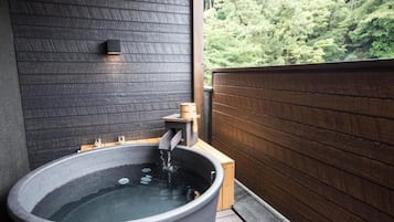 Separate bathtub and shower, spring water bathtub, hair dryer, slippers