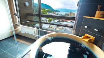Habitación con 2 camas individuales, para fumadores, vista al océano (Classic Japanese Style) | Baño | Tina y regadera independientes y tina con aguas termales