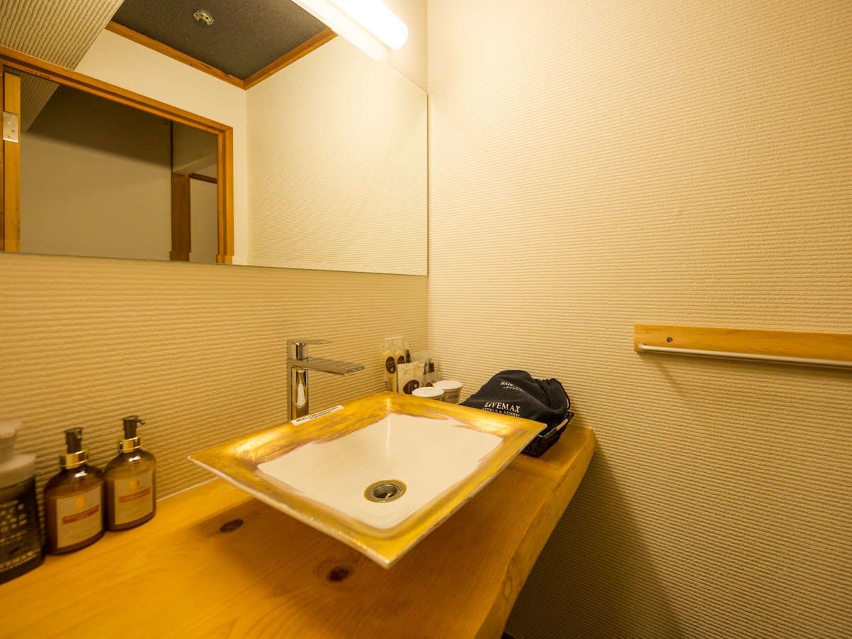 separate bathtub and shower, spring water bathtub, hair dryer, slippers