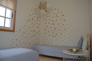 4 bedrooms, iron/ironing board, WiFi, bed sheets