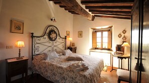 2 slaapkamers, een strijkplank/strijkijzer, reisbedje, gratis wifi