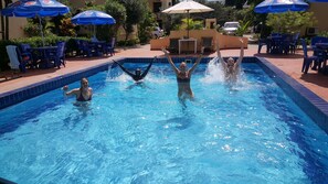 Outdoor pool, pool umbrellas, pool loungers - Hunch Backpackers Hostel (Dar es Salaam)