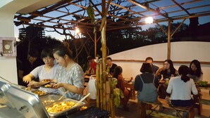 Outdoor dining - Hunch Backpackers Hostel (Dar es Salaam)