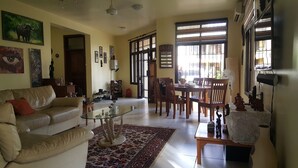 Lobby sitting area - Hunch Backpackers Hostel (Dar es Salaam)