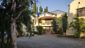 Property grounds - Hunch Backpackers Hostel (Dar es Salaam)