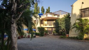 Property grounds - Hunch Backpackers Hostel (Dar es Salaam)