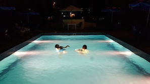 Outdoor pool, pool umbrellas, pool loungers - Hunch Backpackers Hostel (Dar es Salaam)