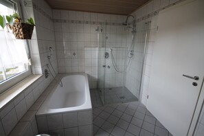 Bathtub, hair dryer, bathrobes, towels - Modern furnished, 80 m² 3-room apartment with south / west-facing balcony (Goldkronach)