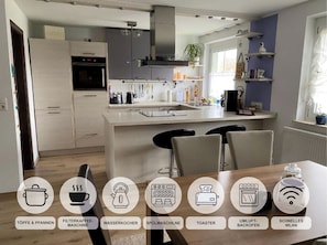 Private kitchen - Modern furnished, 80 m² 3-room apartment with south / west-facing balcony (Goldkronach)