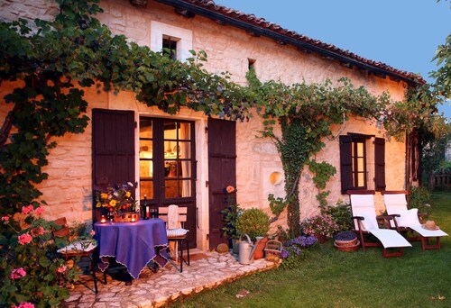 Romantic natural stone cottage in the idyllic natural park Perigord - Limousin