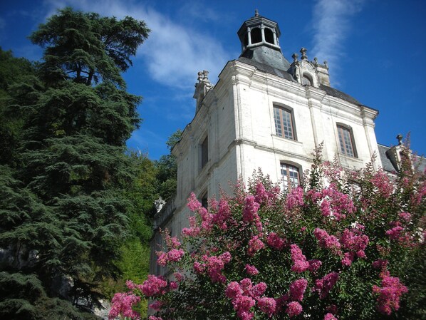 A historic building with a prominent tower and a symmetrical facade. - Romantic natural stone cottage in the idyllic natural park Perigord - Limousin (Varaignes)