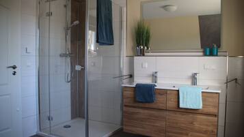 Dusche, Whirlpool, Haartrockner, Handtücher