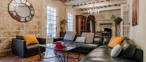 Télévision, lecteur de DVD, livres, vidéothèque