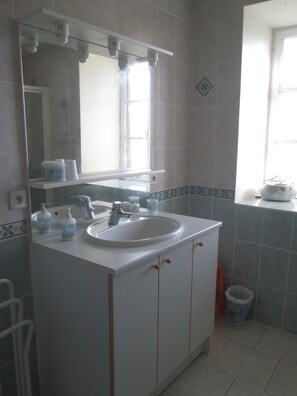 Dusche, Haartrockner, Handtücher, Toilettenpapier