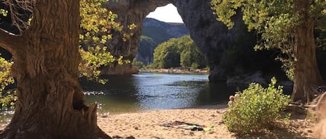 Sulla spiaggia, lettini da mare