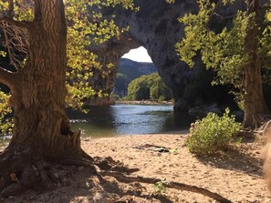 På stranden og solsenger