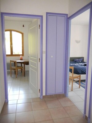 4 bedrooms, desk, iron/ironing board, free WiFi - Spacious villa, private, secure swimming pool Jacuzzi on large, enclosed grounds (Sampzon)