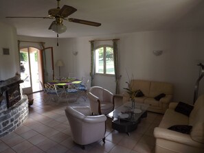 TV, peis, DVD-spiller og bordtennis