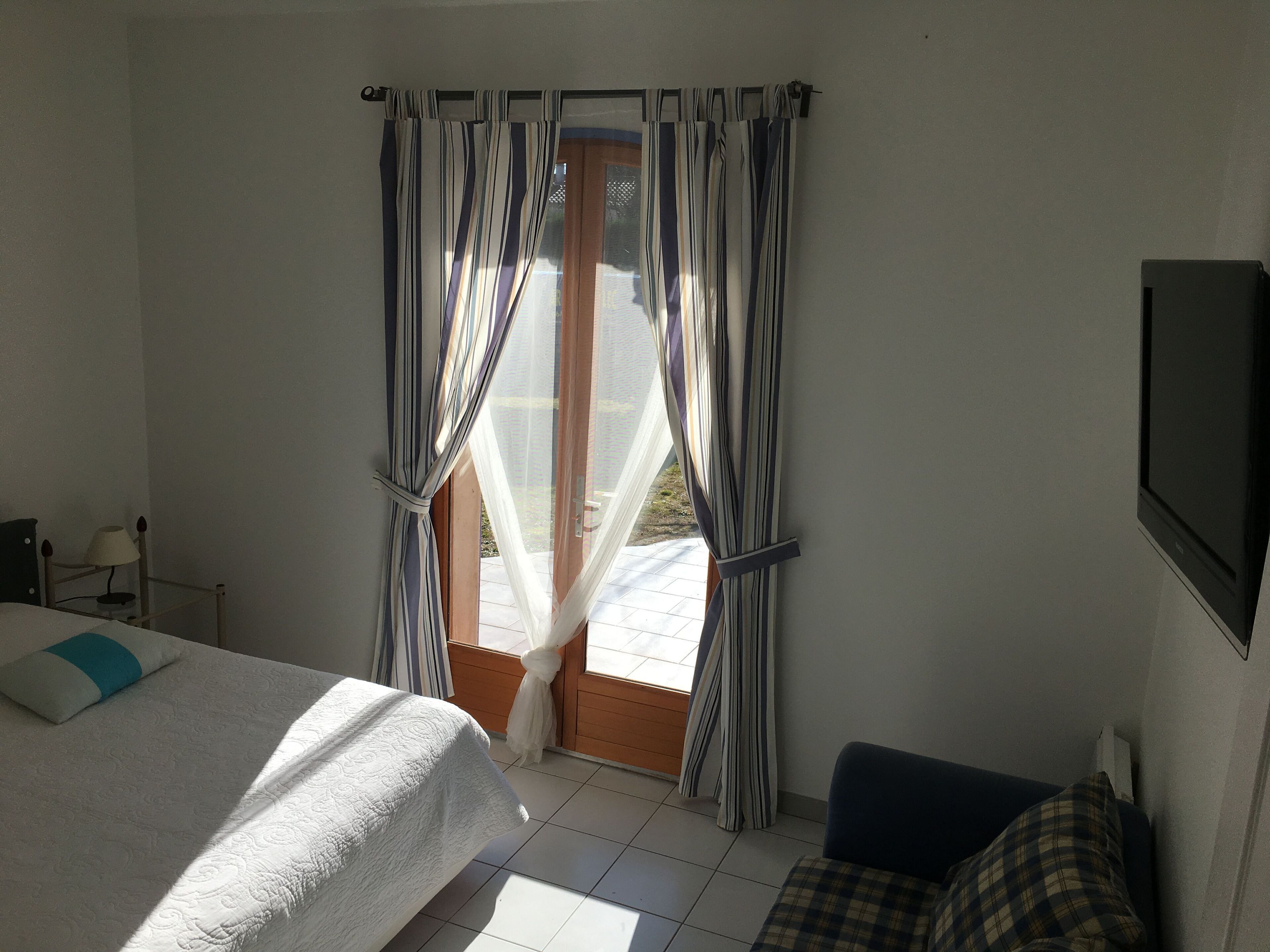 4 chambres, bureau, fer et planche à repasser, lit parapluie