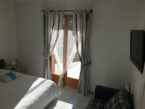 4 chambres, bureau, fer et planche à repasser, lit parapluie