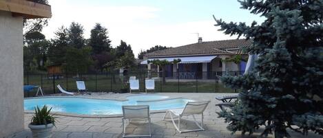 Een buitenzwembad en een verwarmd zwembad