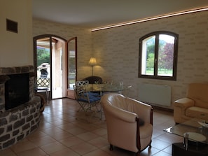 Smart TV, fireplace, DVD player, table tennis