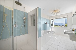 Kombinert dusj/badekar, hårføner, bidé og håndklær