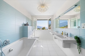 Ensemble douche/baignoire, sèche-cheveux, bidet, serviettes fournies