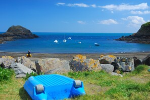 A coastal scene with a rocky shoreline, a clear blue sky, and several boats on the water. - Brittany Port Goret: house seaside 4 * 500m sea / GR34, jaccuzi (Tréveneuc)