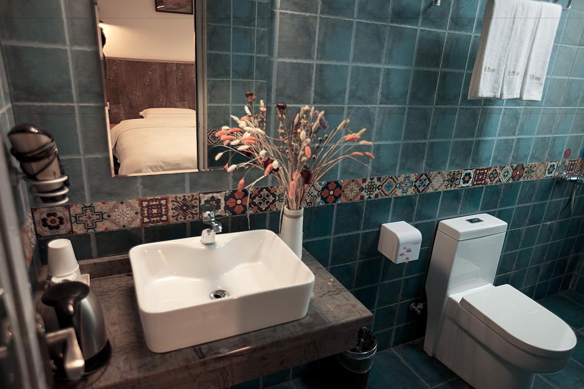 standard triple room | bathroom | shower, free toiletries, hair dryer, slippers