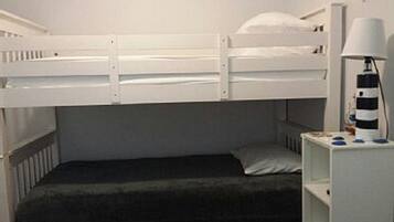 2 bedrooms, travel cot, WiFi, bed sheets
