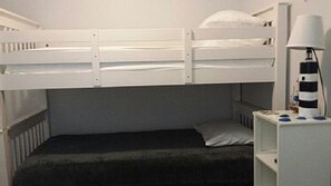 2 chambres, lit de bébé portatif, literie fournie