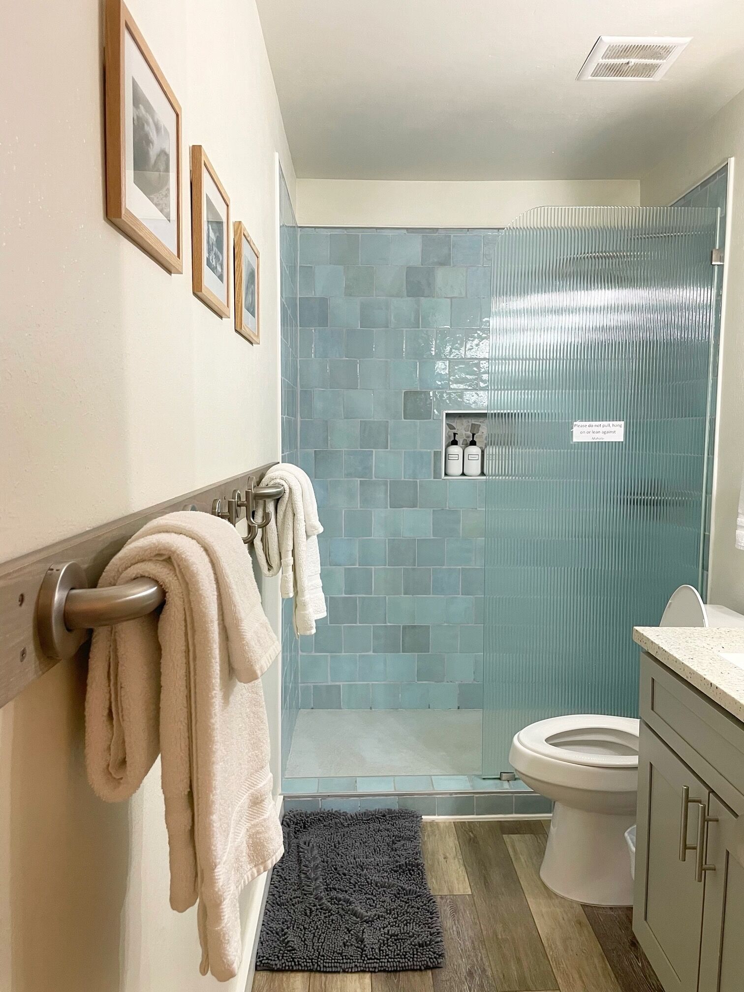 Duschwanne, Haartrockner, Handtücher, Seife