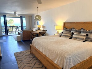 Een bureau, een strijkplank/strijkijzer, gratis wifi, beddengoed