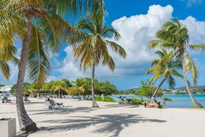 Aan het strand, ligstoelen aan het strand, strandlakens