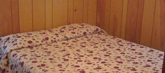 Coastal Cottage Resort. Comfy Cozy Cottage. Sleeps Up To 5, Free WiFi, Secluded