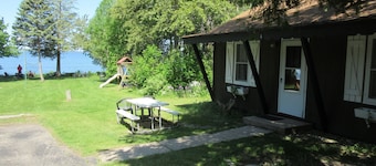 Coastal Cottage Resort. Comfy Cozy Cottage. Sleeps Up To 5, Free WiFi, Secluded