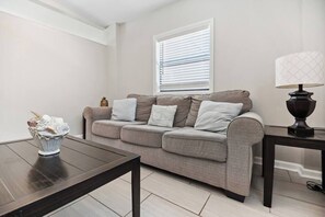 TV - Beach Cottage -optional BIKES - Walk 2 Shops & Fun (Saint Simons Island)