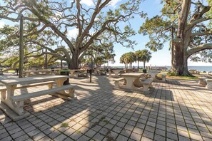 Outdoor dining - Beach Cottage -optional BIKES - Walk 2 Shops & Fun (Saint Simons Island)