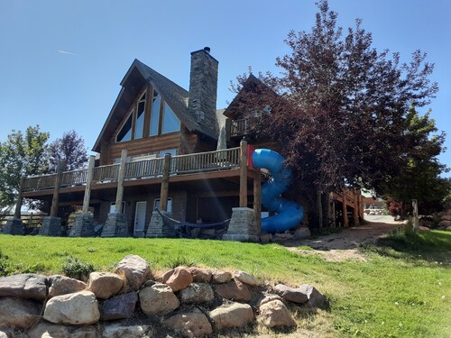 Galilee Lodge CUSTOM BUILT LOG CABIN NEAR BEACH & WALK TO THE DOWNTOWN, W/VIEW