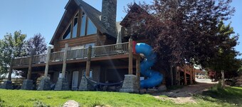 Galilee Lodge CUSTOM BUILT LOG CABIN NEAR BEACH & WALK TO THE DOWNTOWN, W/VIEW